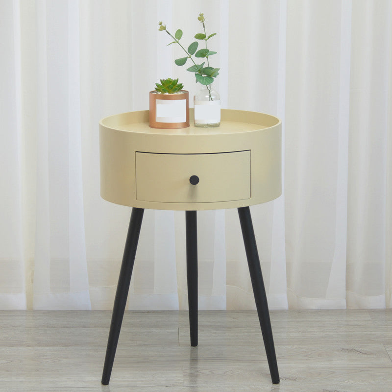 Comodino contemporaneo da tavolo da notte con un comodino in metallo con 3 gambe