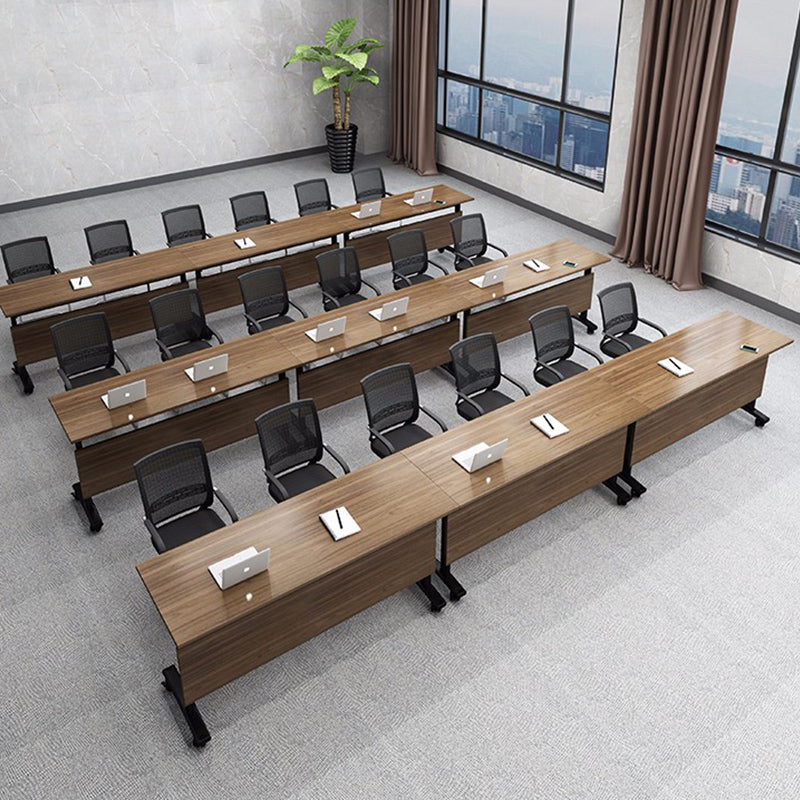 Moderna scrivania in legno fabbricato con ruote rettangolari marroni rettangolare