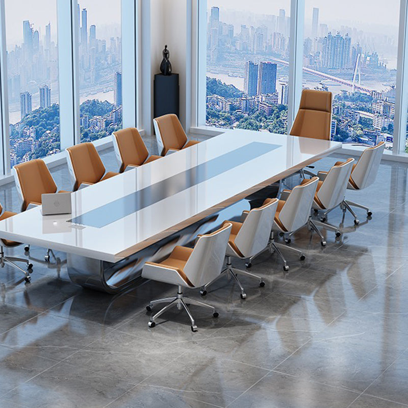 Presidente ergonómico contemporáneo a mitad de la espalda sin problemas de conferencia angustiosos