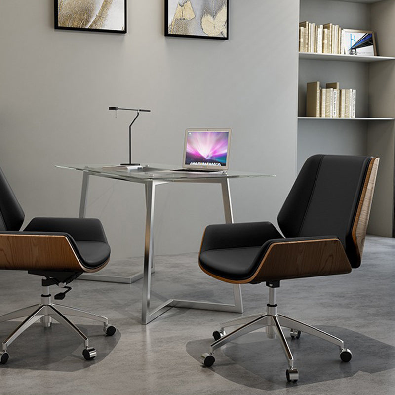 Presidente ergonómico contemporáneo a mitad de la espalda sin problemas de conferencia angustiosos