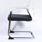 Moderner Schreibtischstuhl aus schwarzem Metall mit mittelhoher Rückenlehne