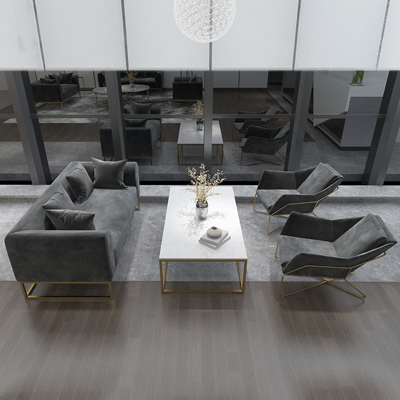 Divano a cornice dorata con cuscino posteriore e braccio di smoking per l'appartamento