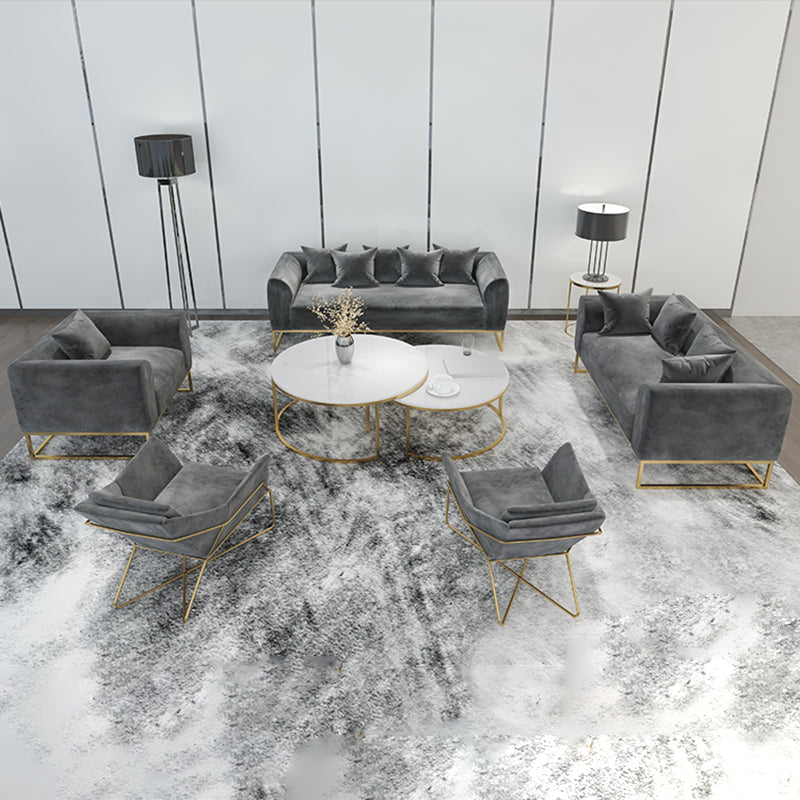 Divano a cornice dorata con cuscino posteriore e braccio di smoking per l'appartamento