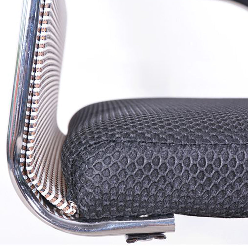 Silla moderna de escritorio de acero negro con silla de oficina en el hogar y en la parte posterior en casa