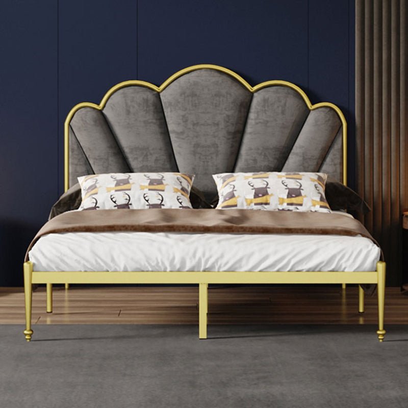 Glam -metalen paneelbed met stoffen camelback gestoffeerd hoofdeinde