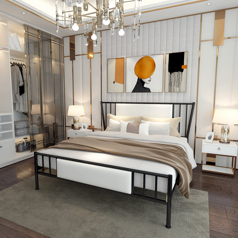 Letto imbottito bianco con testiera di basso profilo con gambe metalliche