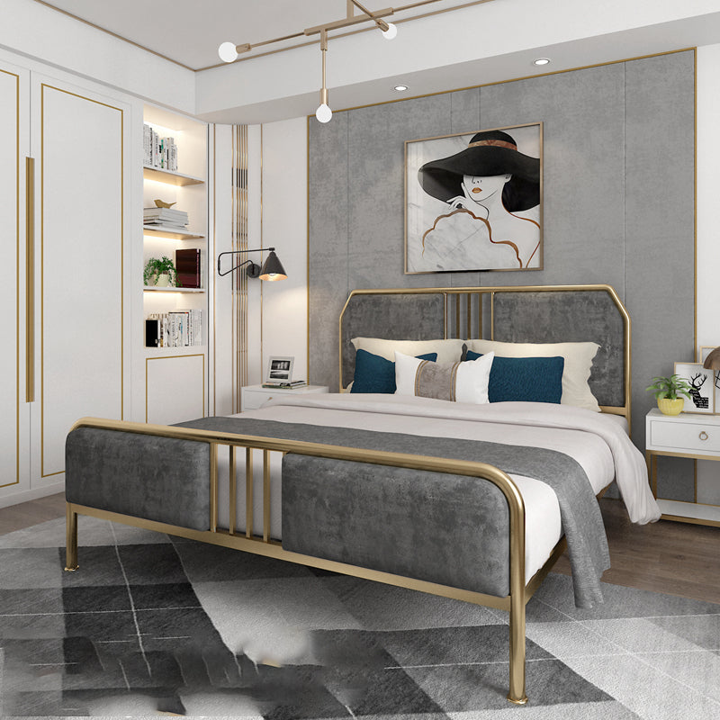 43,3 "graues gepolstertes Bett mit Kopfteil mit niedrigem Metallbett mit Kopfteil.