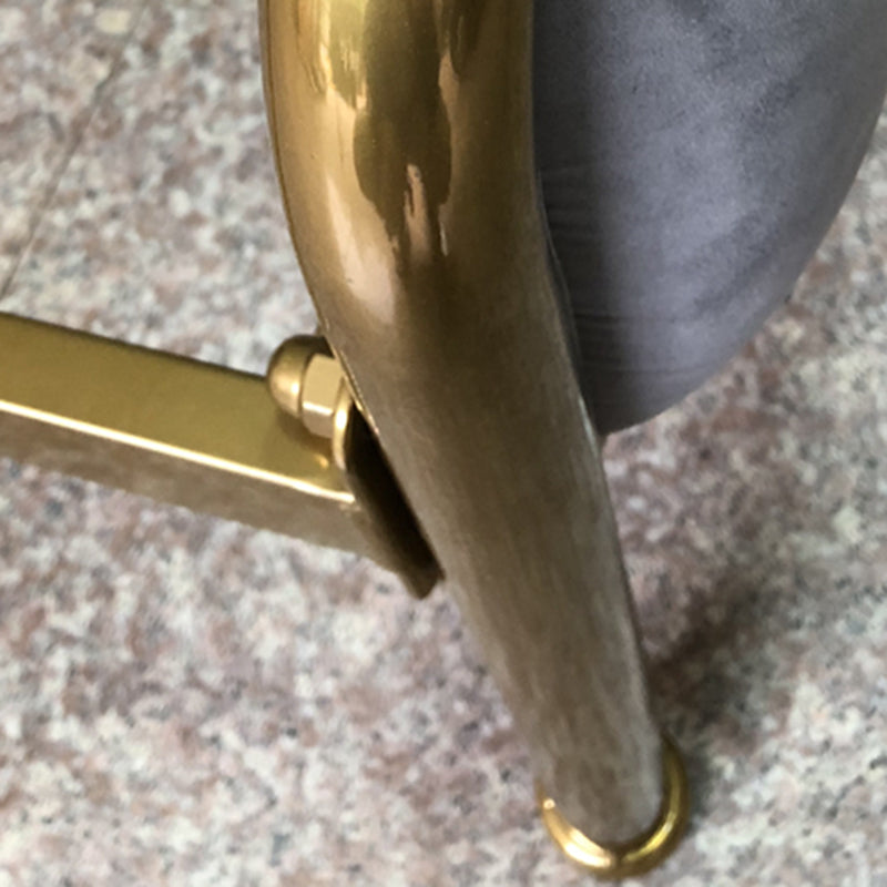 43,3 "graues gepolstertes Bett mit Kopfteil mit niedrigem Metallbett mit Kopfteil.