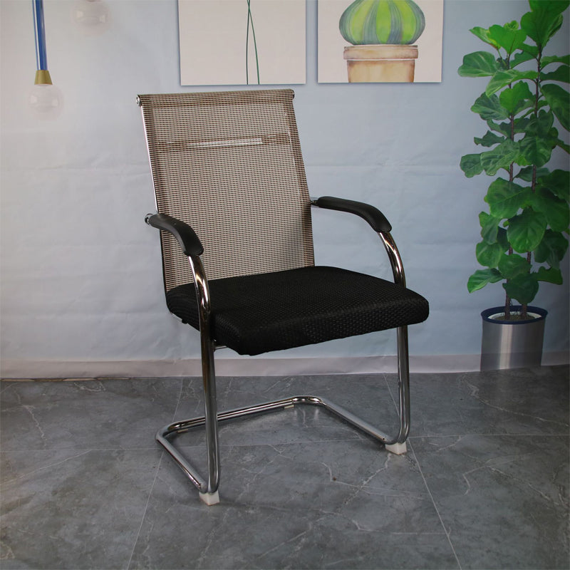 Silla de escritorio de metal negro y beige moderno con silla de oficina en el hogar en la mitad del hogar