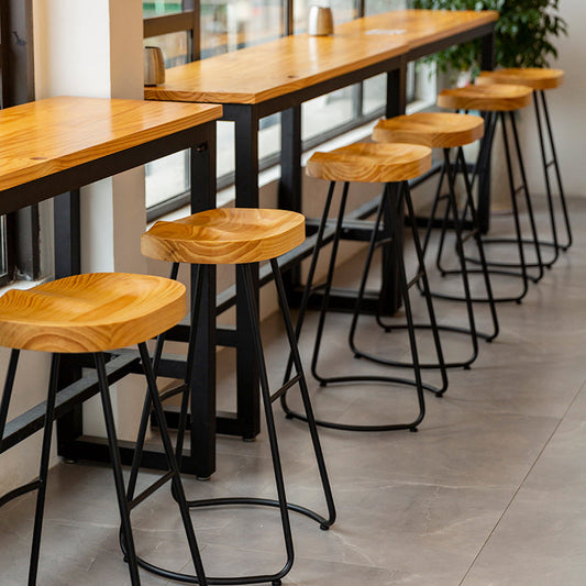 鉄のベースとモダンな輪郭の松の固形材のバースツール