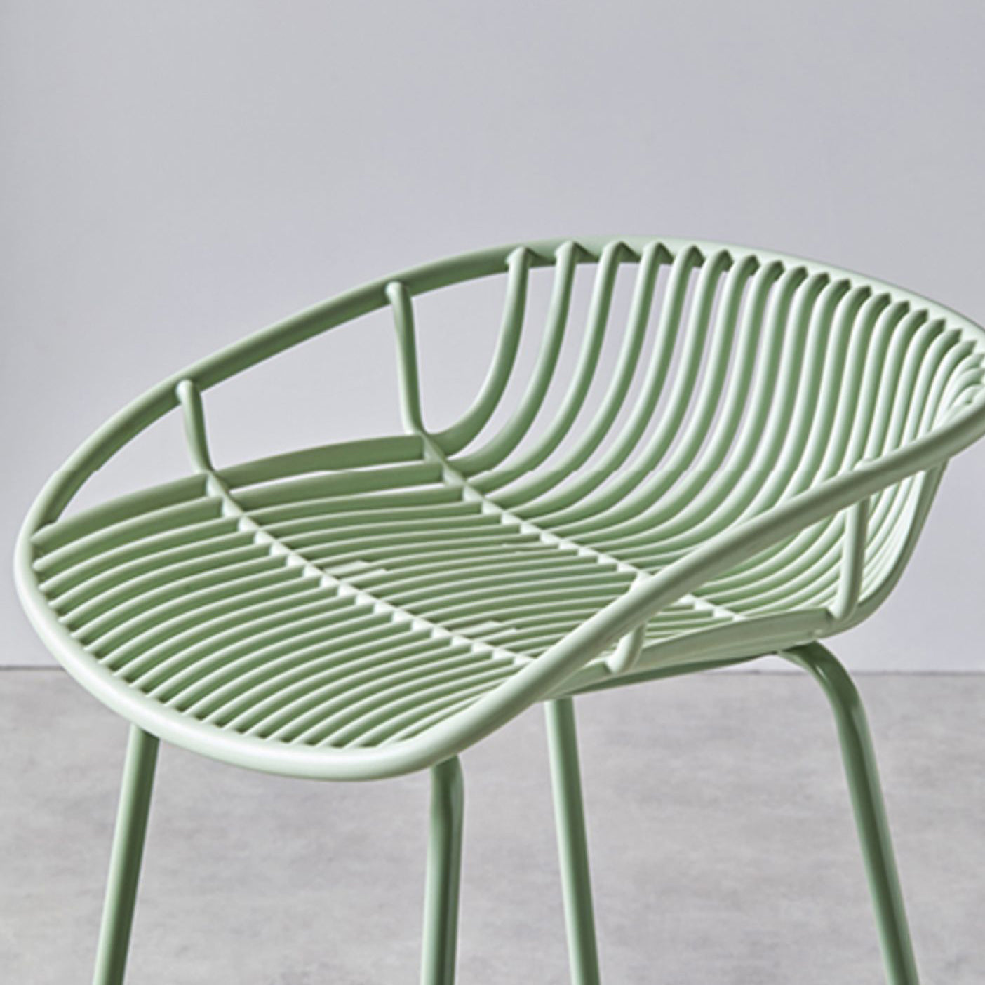 Sgabello in plastica da baramio in metallo contemporaneo in finitura opaca per interno