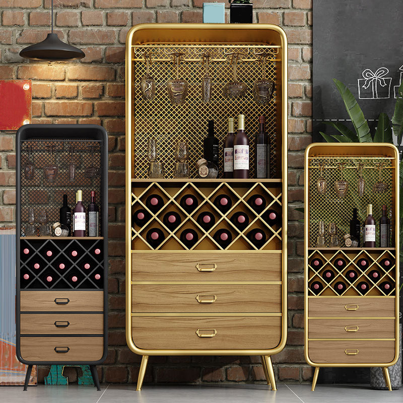 Bouteille de vin au sol industriel et rack de verre en métal.