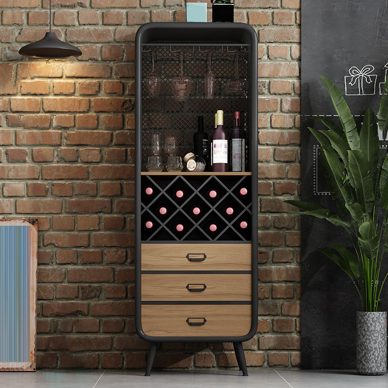 Bouteille de vin au sol industriel et rack de verre en métal.