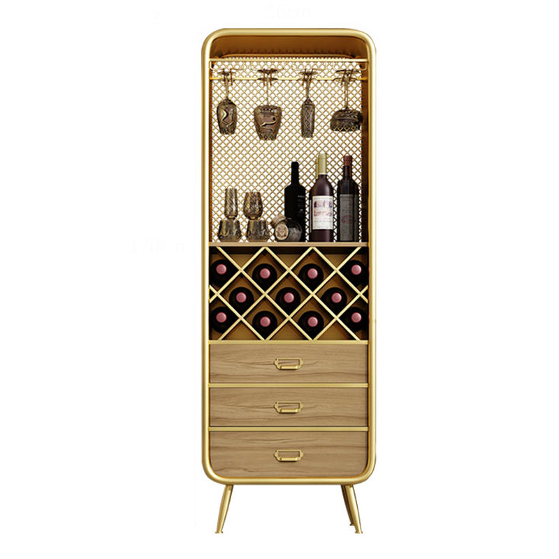 Bouteille de vin au sol industriel et rack de verre en métal.