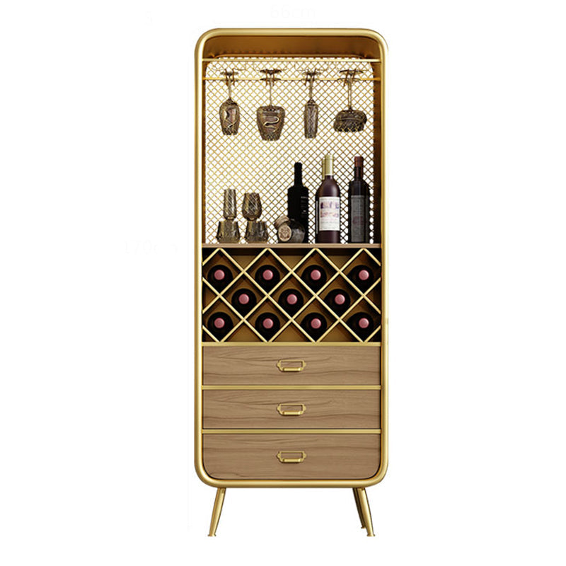 Bouteille de vin au sol industriel et rack de verre en métal.