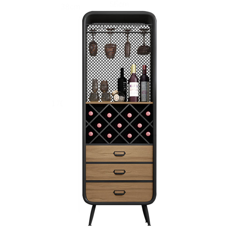 Bouteille de vin au sol industriel et rack de verre en métal.