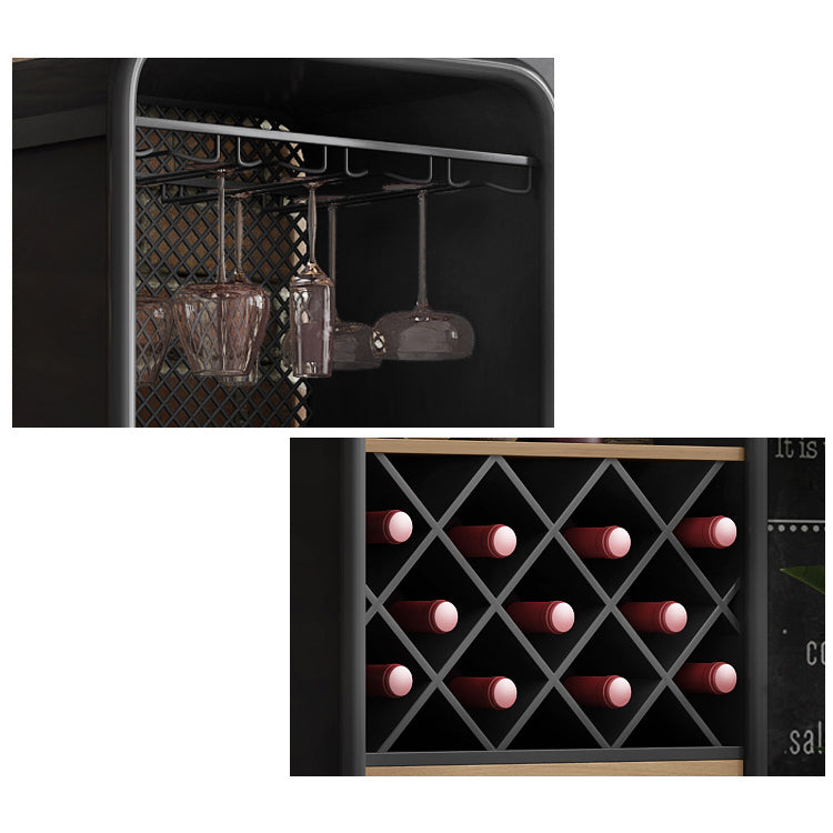 Bouteille de vin au sol industriel et rack de verre en métal.