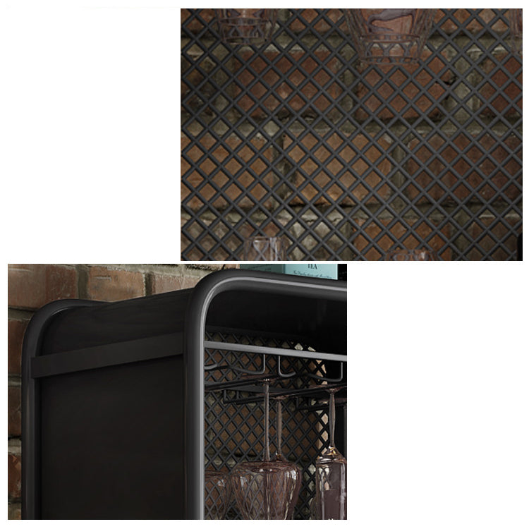 Bouteille de vin au sol industriel et rack de verre en métal.