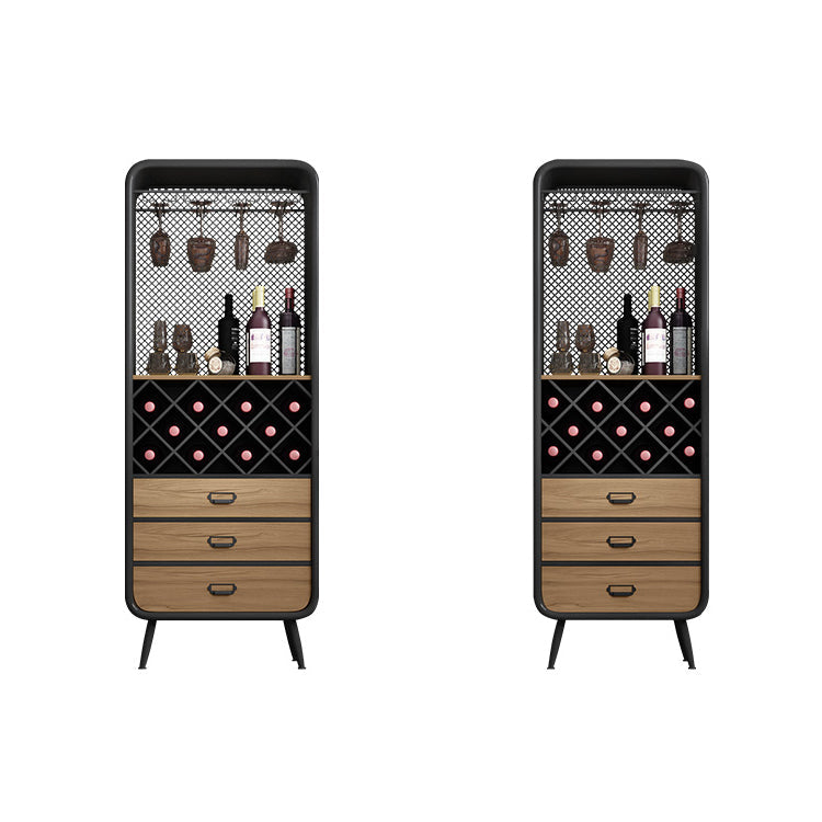 Bouteille de vin au sol industriel et rack de verre en métal.