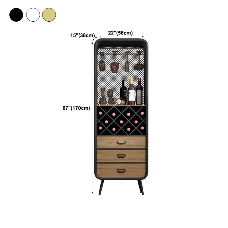 Bouteille de vin au sol industriel et rack de verre en métal.