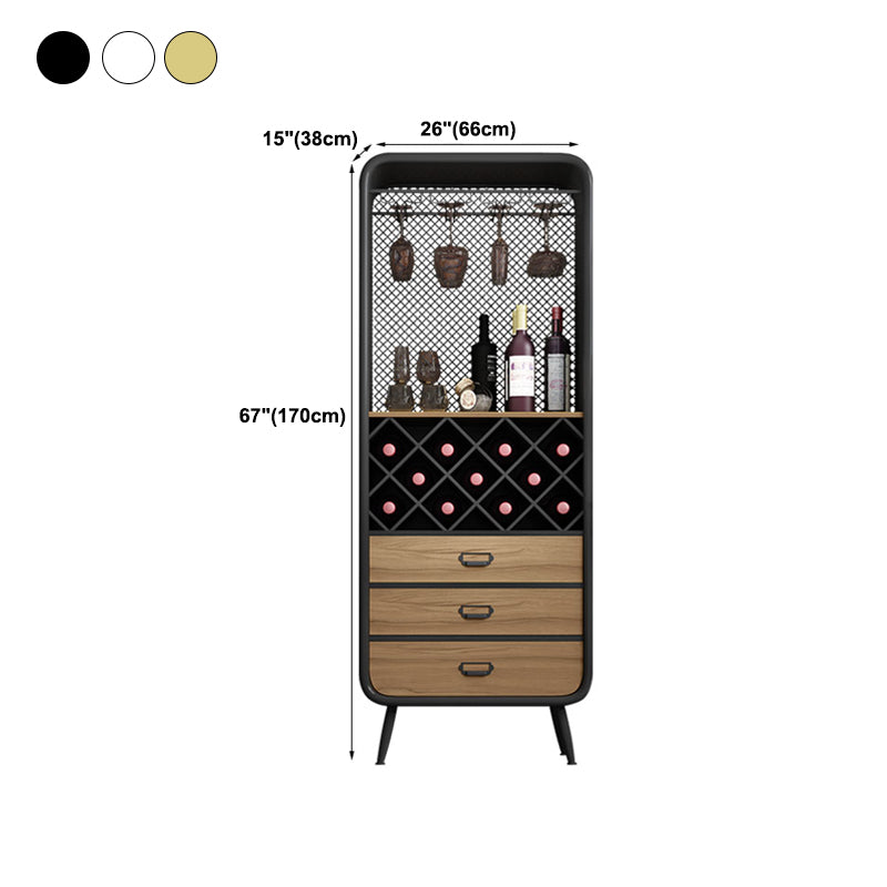 Bouteille de vin au sol industriel et rack de verre en métal.