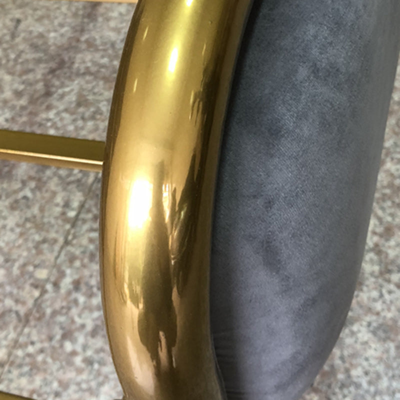 Letto in metallo imbottito con testiera a basso profilo con gambe metalliche