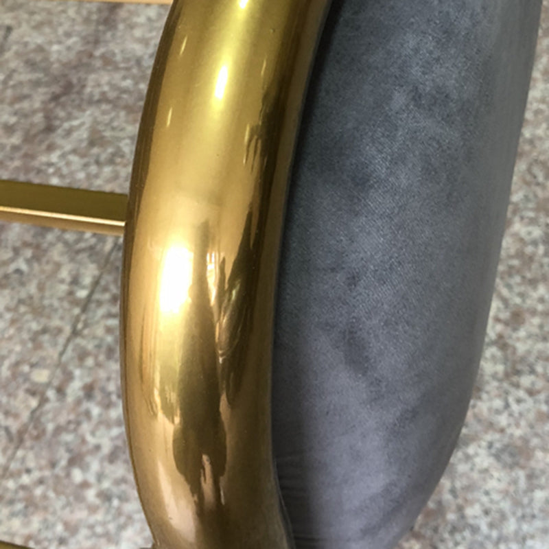 Metallpolsterbett mit Camelback Kopfteil Low Profile Bett