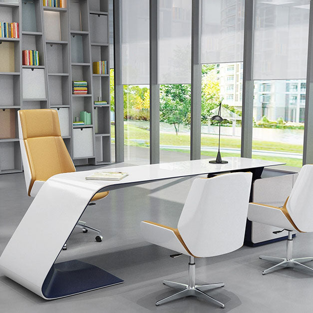 モダンなスタイルのスイベルタスクチェアフェイクレザーオフィスチェアが固定された腕