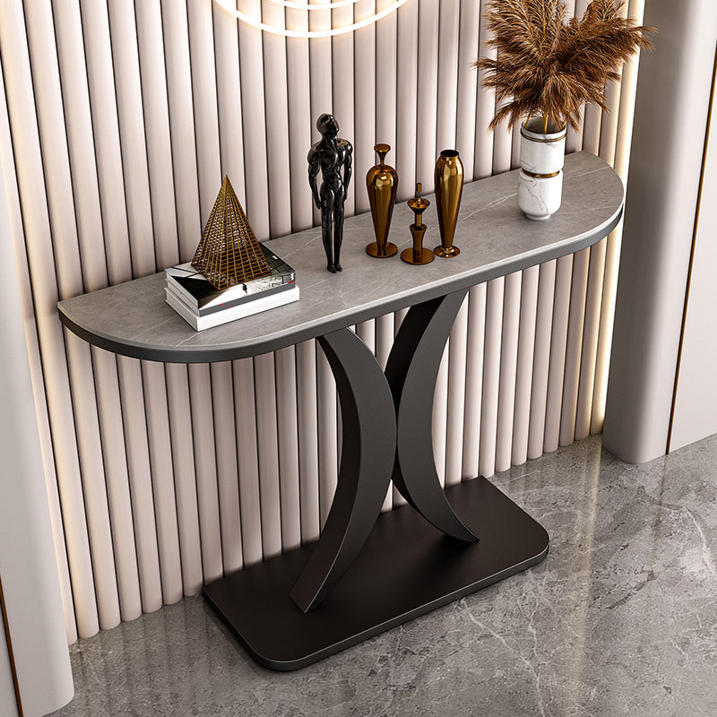 Mesa de acento de media luna glamorosa con tapa de piedra y base de pedestal de hierro