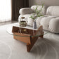 Moderner runder Couchtisch mit Glasplatte und abstraktem Holzbein
