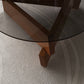 Moderner runder Couchtisch mit Glasplatte und abstraktem Holzbein