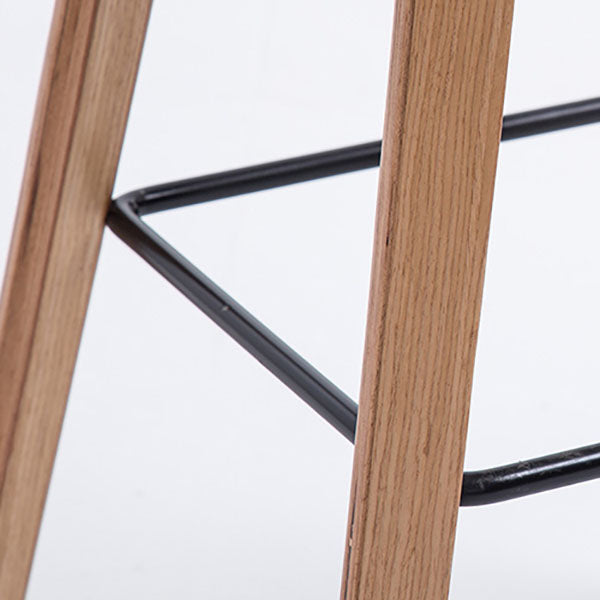 スカンジナビアのバケツスツールプラスチック製のバースツールは、木製の脚を備えています