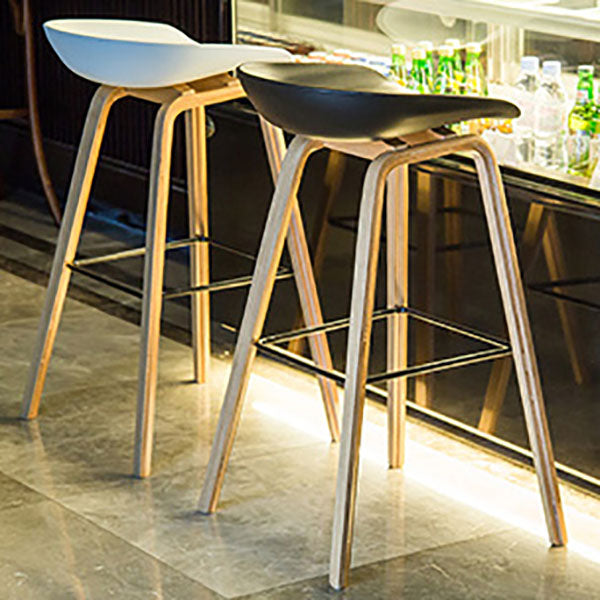 Skandinavischer Eimerhocker Plastikstuhl mit festen Holzbeinen