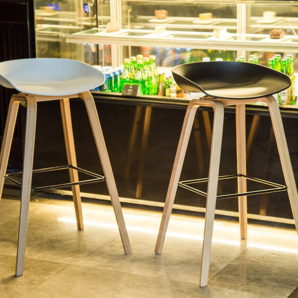 Taburete de cubo escandinavo taburete de barra de plástico con patas de madera maciza