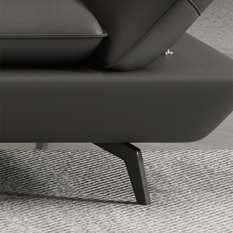 Schwarzes Sofa mit ausgestellten Armlehnen. Zeitgenössisches Standardsofa für das Wohnzimmer