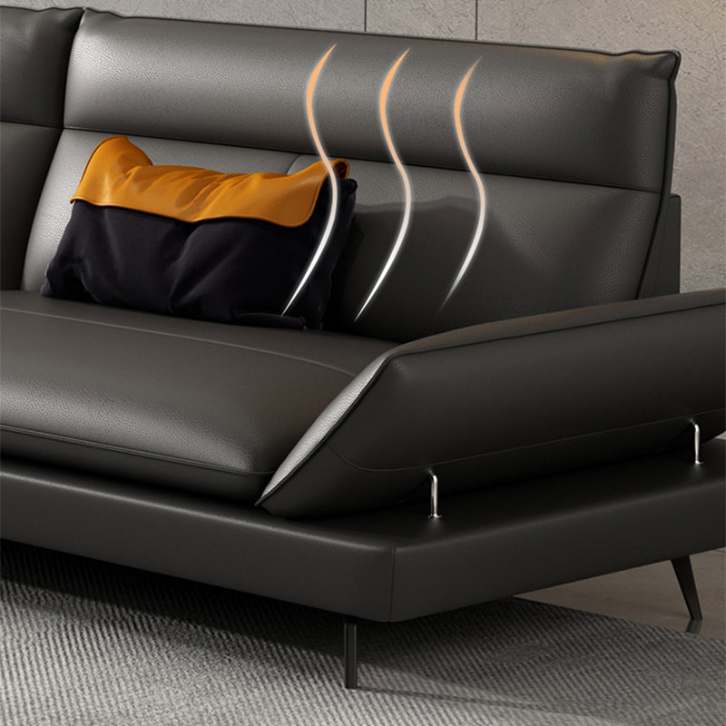 Schwarzes Sofa mit ausgestellten Armlehnen. Zeitgenössisches Standardsofa für das Wohnzimmer