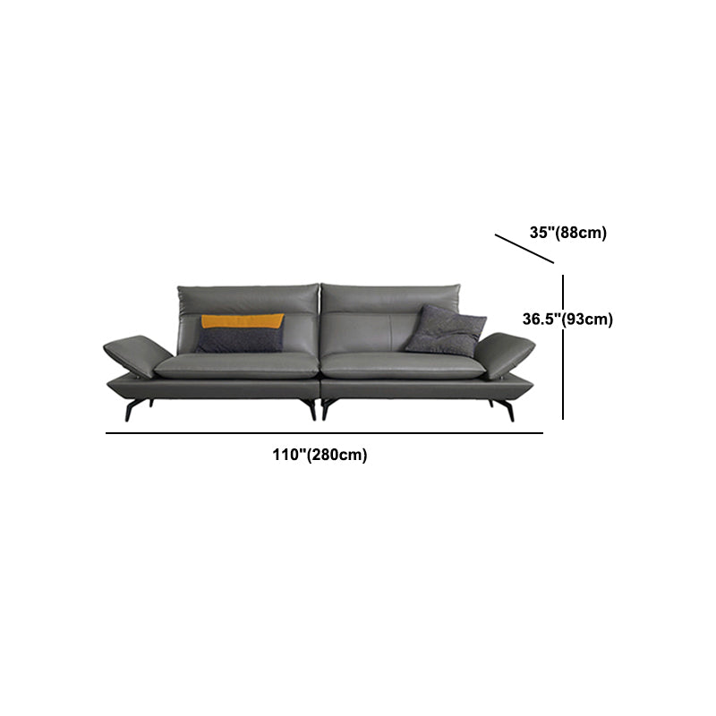Schwarzes Sofa mit ausgestellten Armlehnen. Zeitgenössisches Standardsofa für das Wohnzimmer