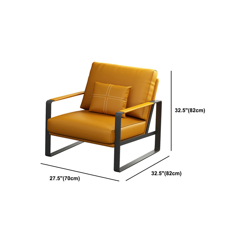 Schwarzes Sofa mit ausgestellten Armlehnen. Zeitgenössisches Standardsofa für das Wohnzimmer
