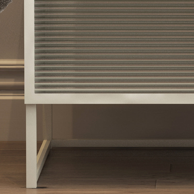 Las patas modernas de 23 pulgadas H de Nightsnss de 1 estante de 1 estante incluyen mesa de noche con puerta