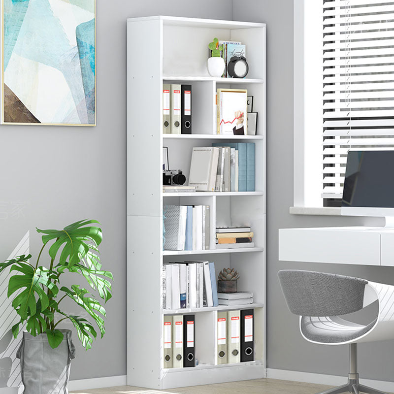 Gesloten houten boekenkast moderne huis woonkamer rooster boekenplank