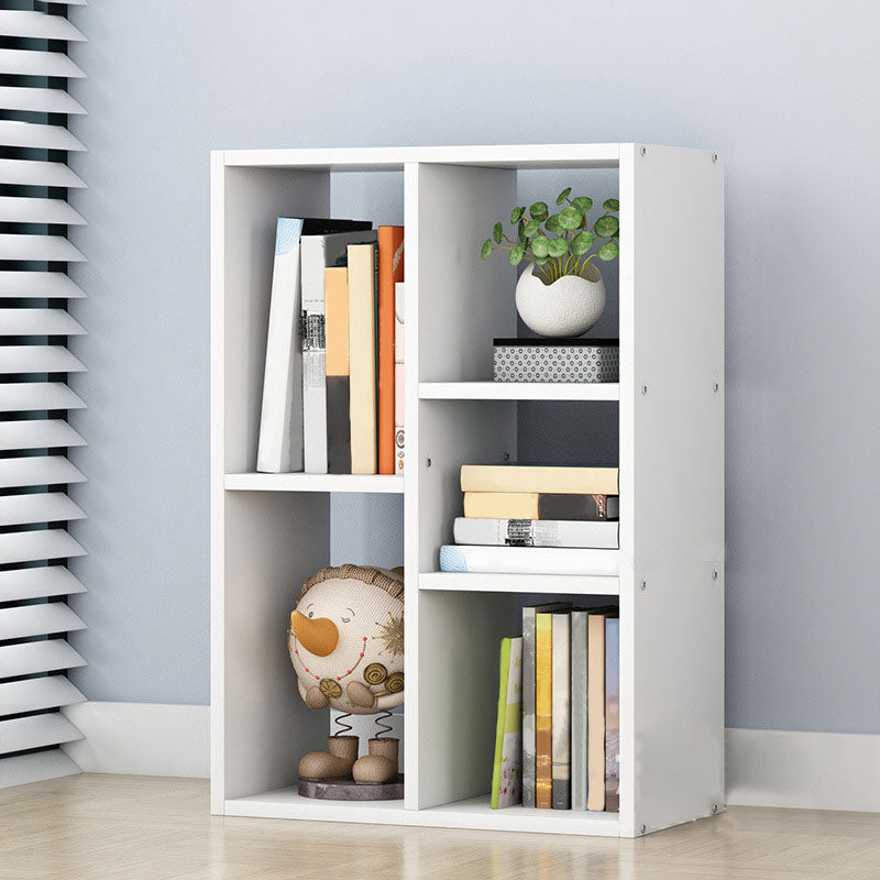 Gesloten houten boekenkast moderne huis woonkamer rooster boekenplank