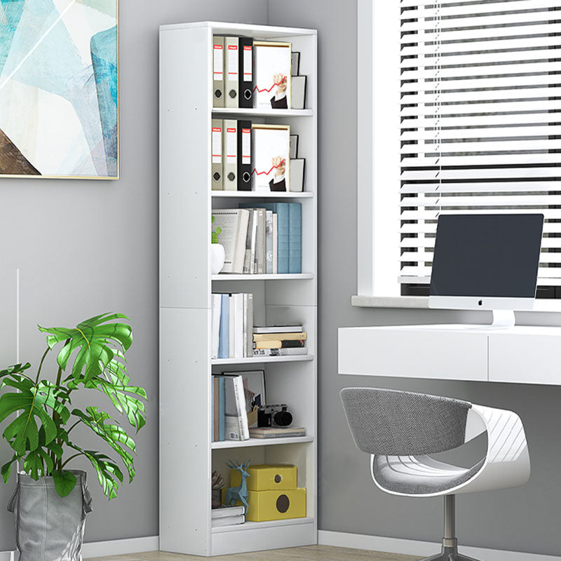 Gesloten houten boekenkast moderne huis woonkamer rooster boekenplank