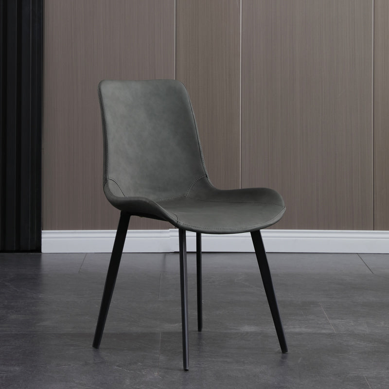 Faux en cuir et chaise latéral en métal.