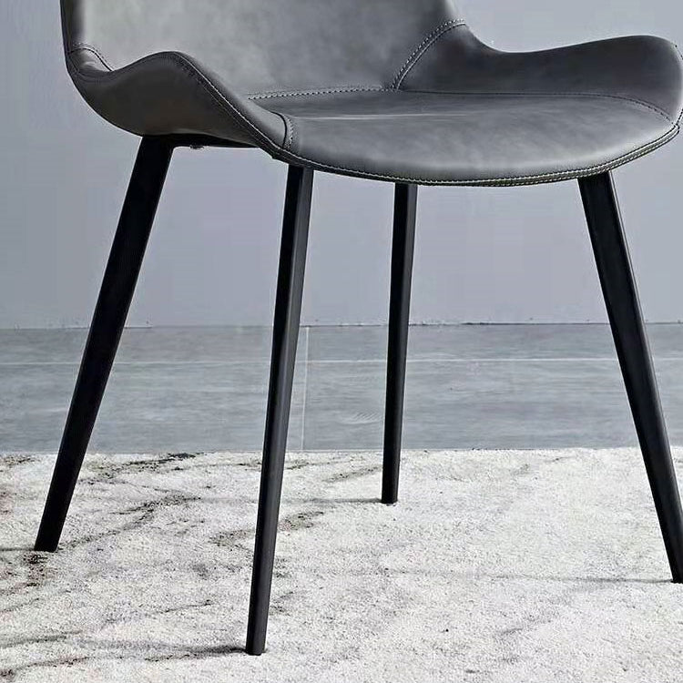 Faux en cuir et chaise latéral en métal.