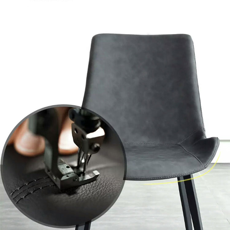 Faux en cuir et chaise latéral en métal.