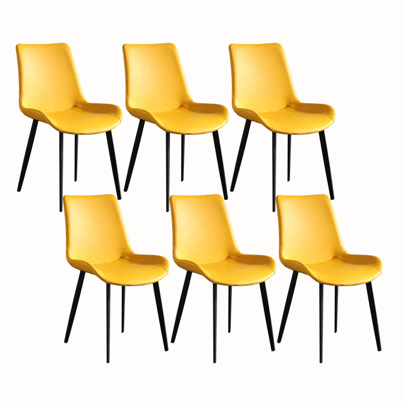 Faux en cuir et chaise latéral en métal.