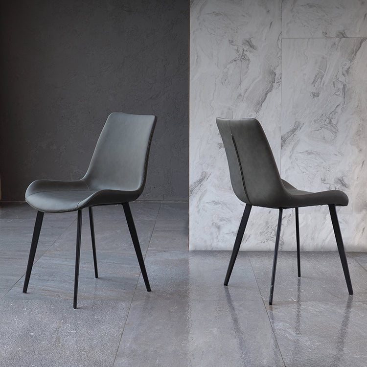 Faux en cuir et chaise latéral en métal.