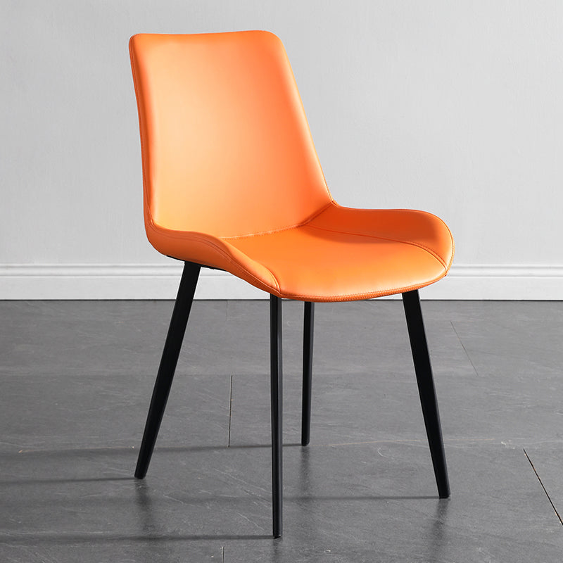 Faux en cuir et chaise latéral en métal.