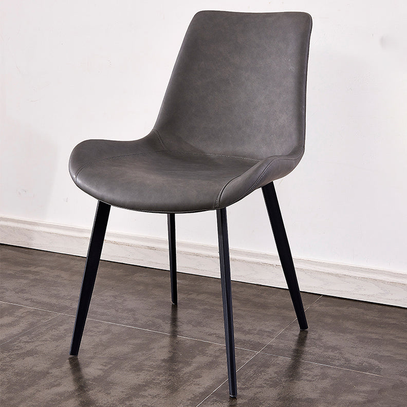 Faux en cuir et chaise latéral en métal.