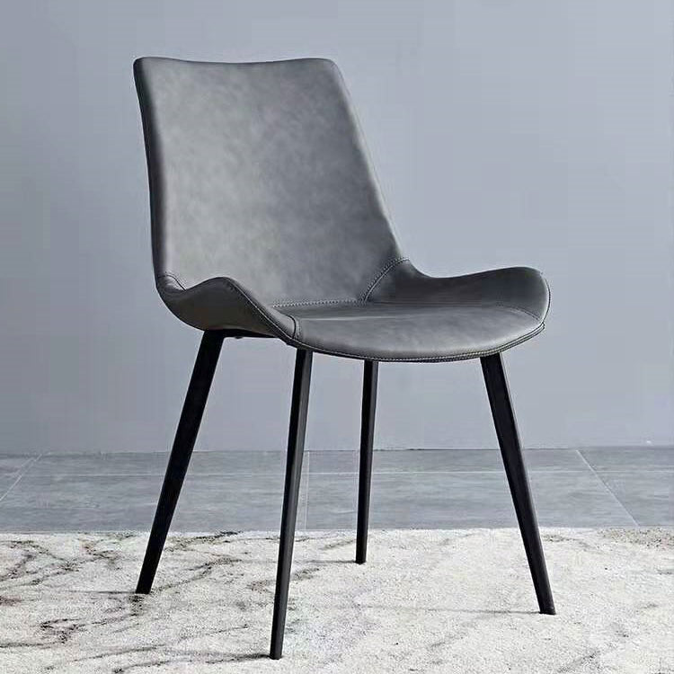 Faux en cuir et chaise latéral en métal.